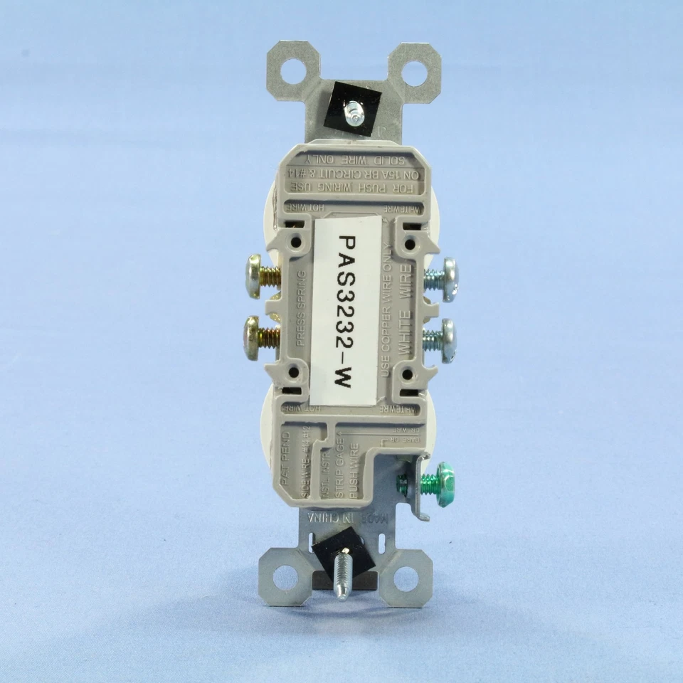 Salida de receptáculo dúplex Pass & Seymour Legrand blanca 15A 125V 3232-W a granel Foto 3 de 4