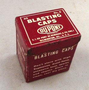 Du Pont blasting cap tin No 6 Mining felt inspection tag dark red advertising