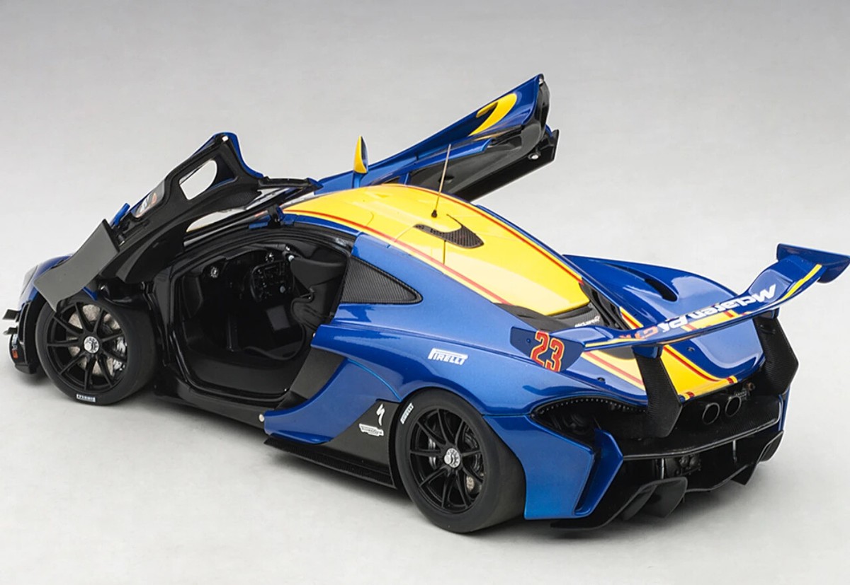 1/18 オートアート マクラーレンP1 GTR Amazon | AUTOart 1/18 マクラーレン P1 GTR ホワイト/レッド