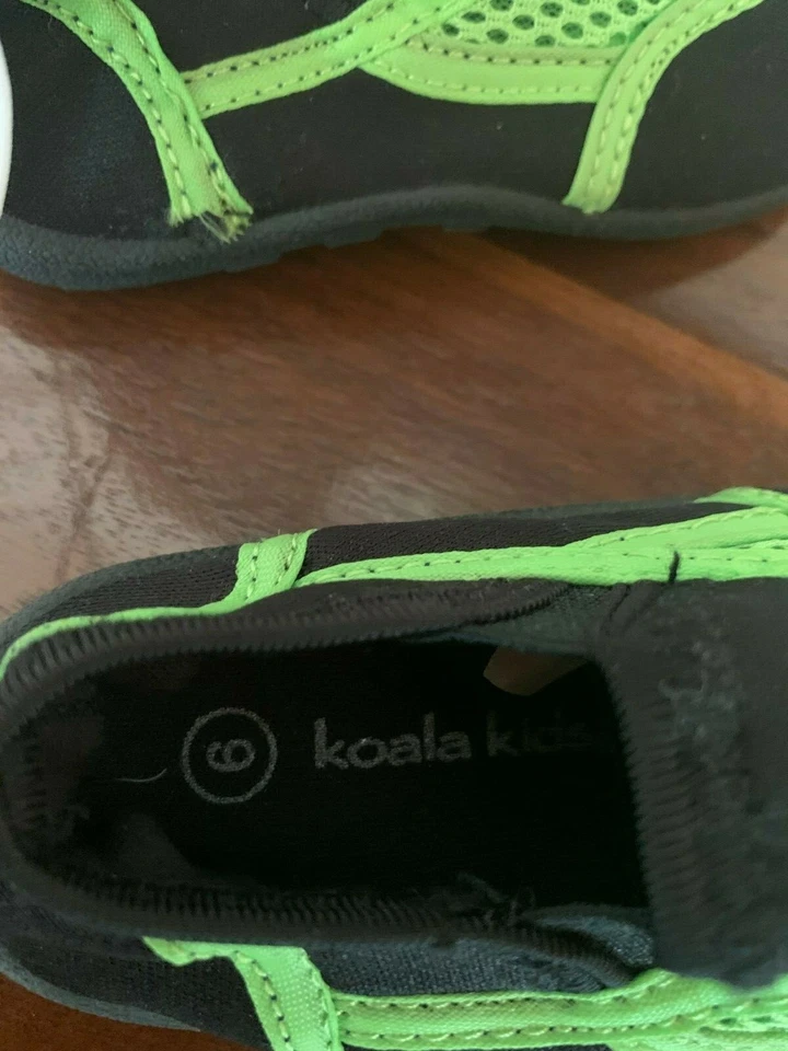 *NUEVO CON ETIQUETAS* Zapatos sin cordones de agua Koala para niños pequeños negros y verdes neón talla 6 Foto 4 de 4