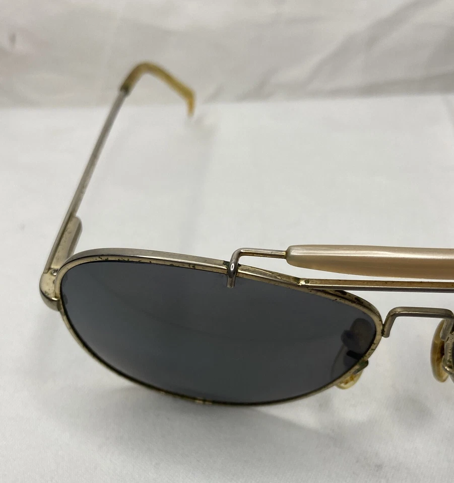 Óculos de sol vintage Bushnell aviador lentes cinza escuro dourado estojo original - Imagem 4 de 4