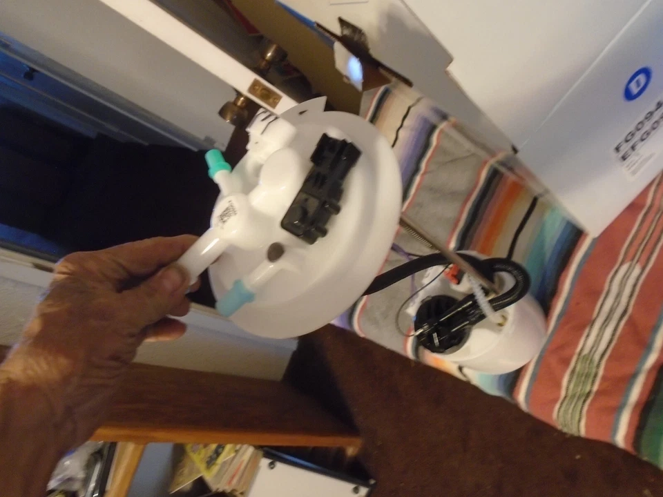 Bomba de combustible eléctrica de gasolina FG0944 Delphi para camioneta Chevy GMC Sierra 1500 Silverado Foto 2 de 4