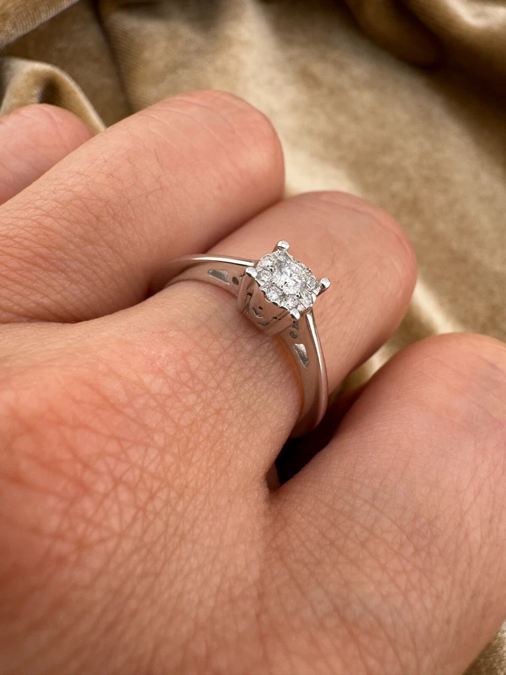 Dainty Vintage Estate 14 Karat White Gold Cluster Halo Diamond Ring 0.13 Carats - Image 4 of 4