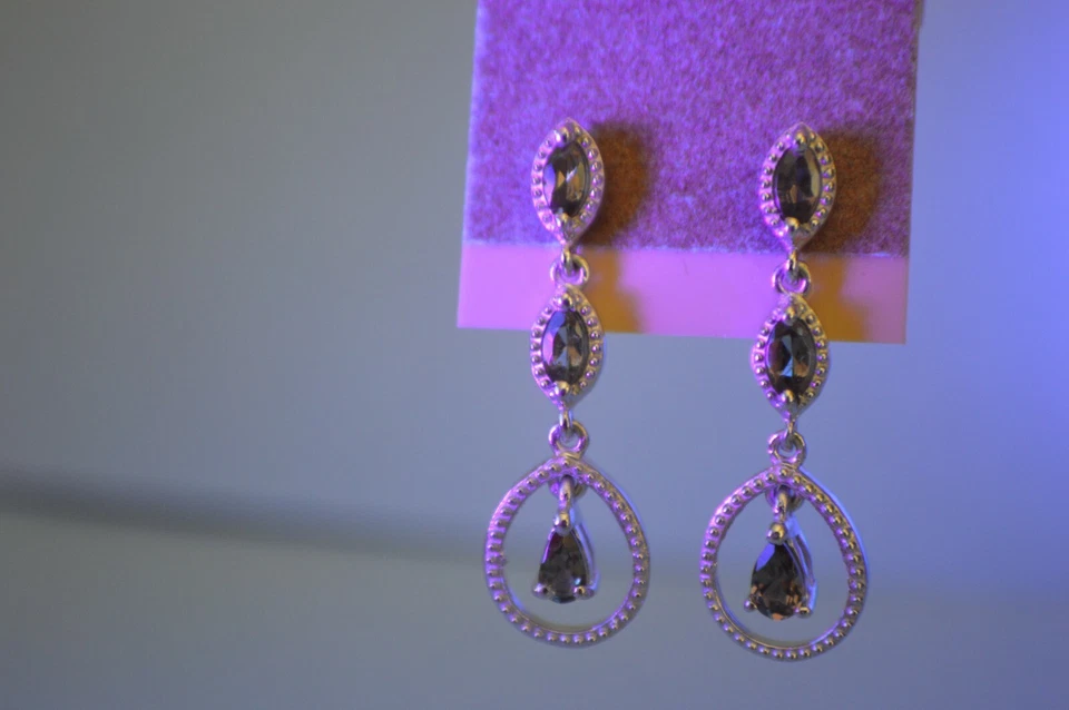 Brincos solitário granada mudança de cor 1,50 ct platina sobre prata fina  - Imagem 2 de 4