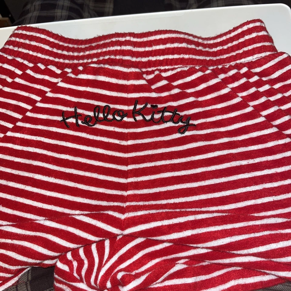 Pantalones Cortos FOREVER 21 Hello Kitty Rojo con Rayas Blancas Talla XS Foto 3 de 4