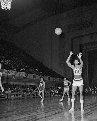 Wilt Chamberlain en sus inicios lanzando un tiro libre