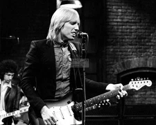 Tom Petty Singing On Stage 8x10 Picture Celebrity Print
