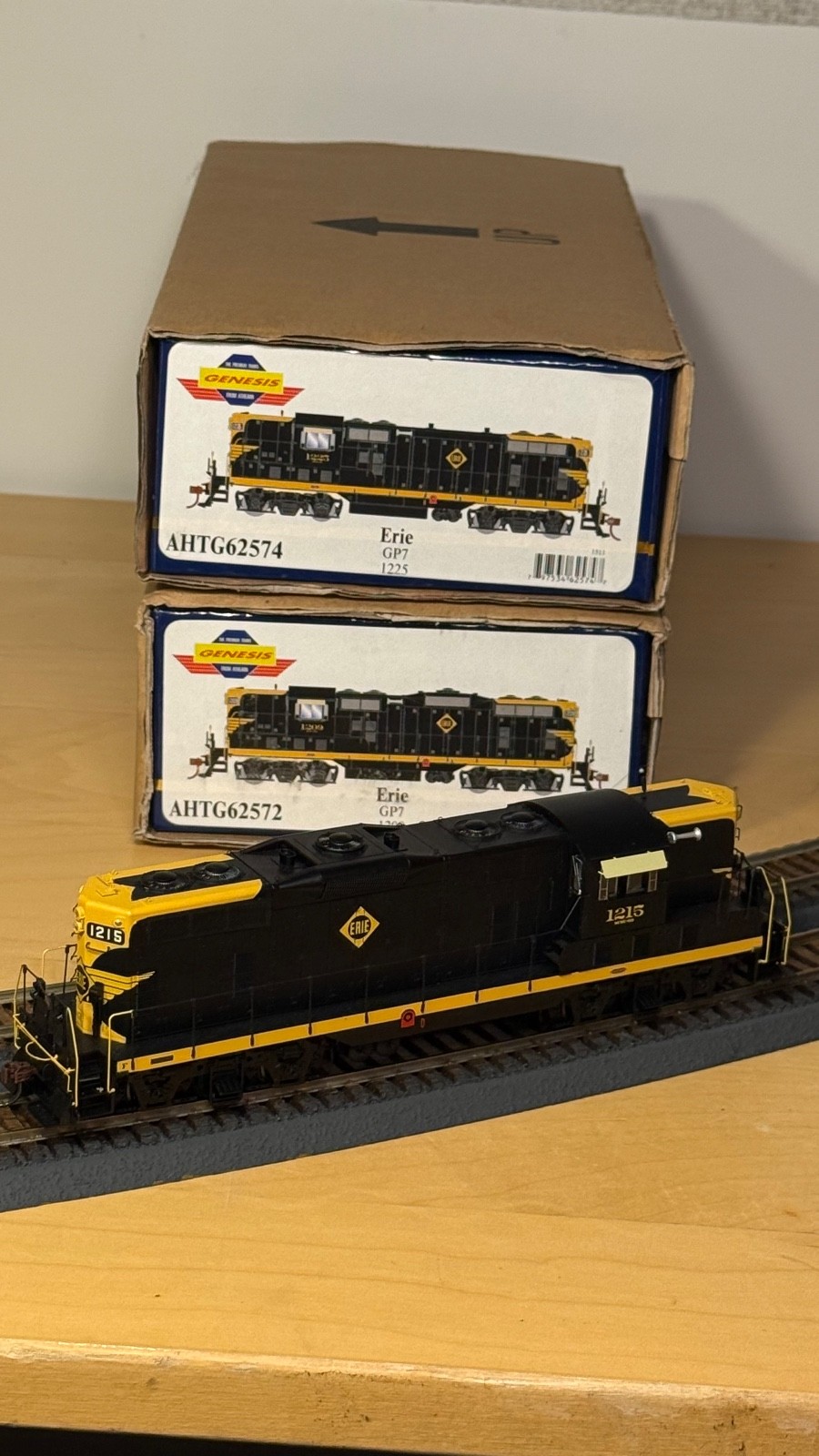 Two Athearn Genesis Erie GP-7 AHTG62572 & AHTG62574