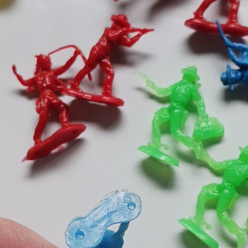 Vintage Lot Of 23 Plastic Cowboys & Indians Mini Toys Made In Hong Kong Colorful - Picture 8 of 11