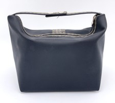 Baguette Tiene Dos Bolsos Fendi Y Un Lexus Plateado Las Mejores