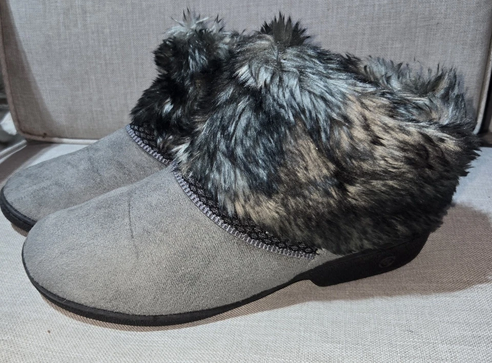 Isotoner Mujer 9.5/10 Piel Sintética Microgamuza Addie Espuma con Memoria Zapatilla Bota Gris Foto 3 de 4