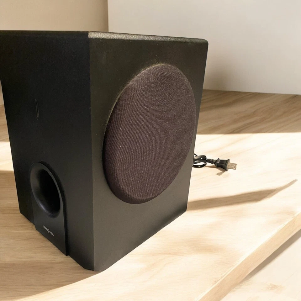 Altavoces y subwoofer para computadora INSIGNIA 2.1 NS-PCS41 - ¡Negro funcionando! Foto 4 de 4