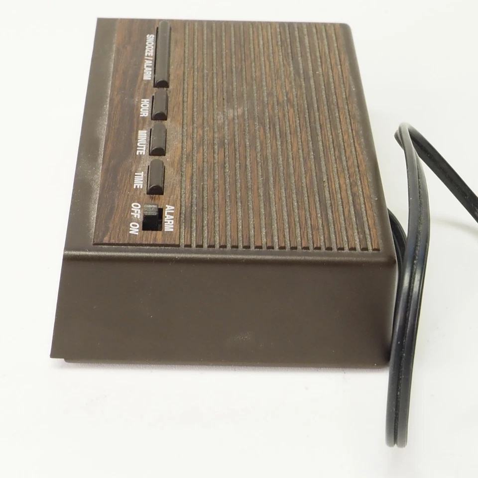 Reloj despertador LED retro de grano de madera Westclox 22690 Foto 3 de 4