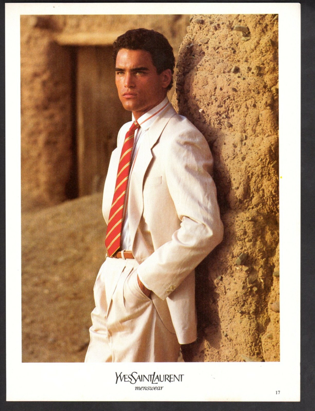 Abito estivo vintage stampa pubblicitaria uomo di moda Yves Saint Laurent cravatta rossa 85