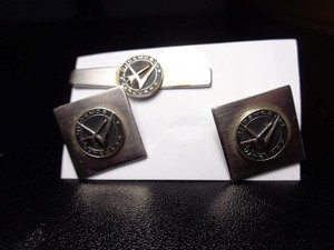3PC SET OF VINTAGE ANSON OLDSMOBILE VANGUARD LOGO JEWELRY CUFF LINKS TIE CLASP