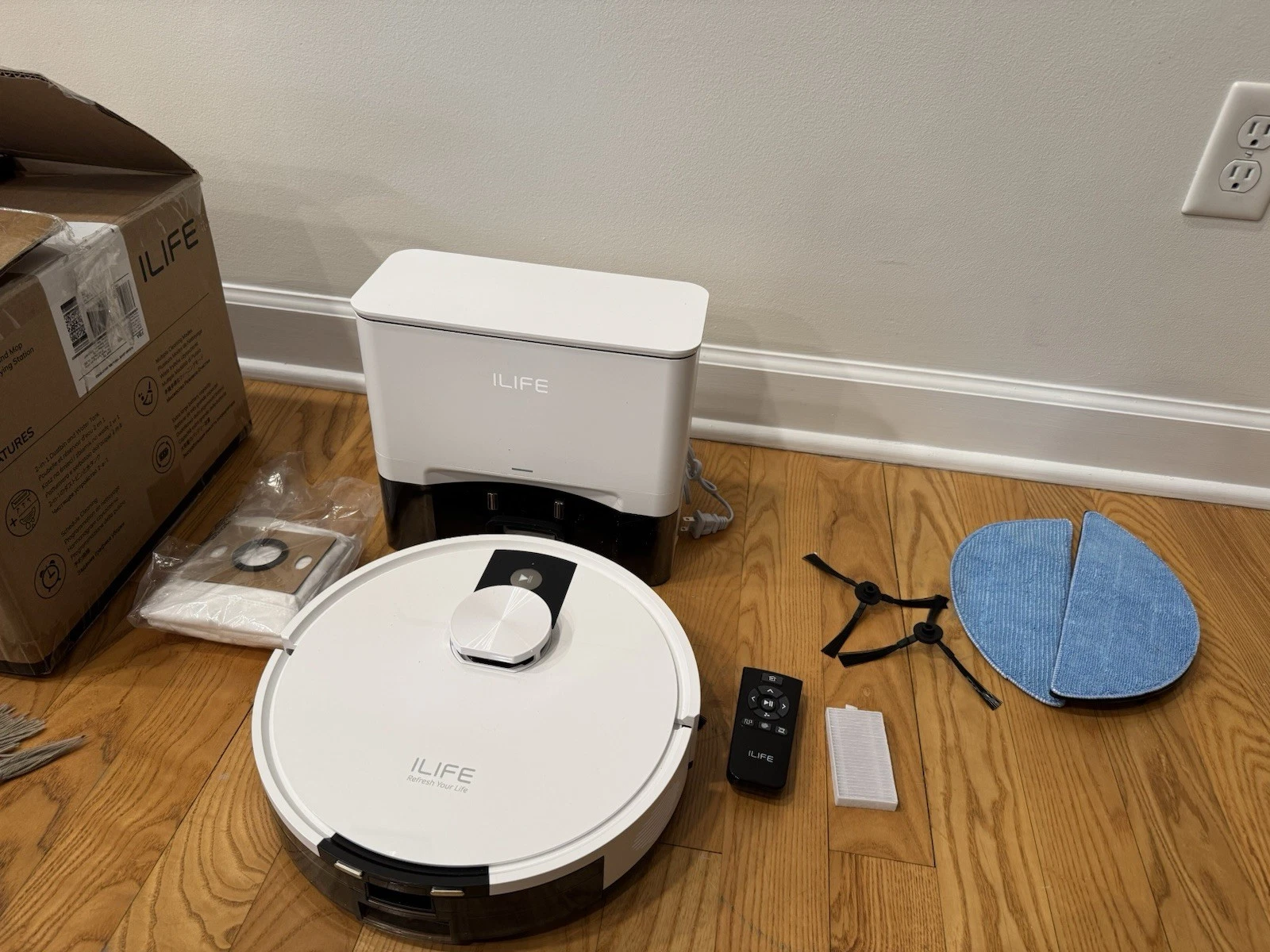 ILIFE A12 Pro Robot Vacuum and Mop, Self Emptying Station Remote Extras