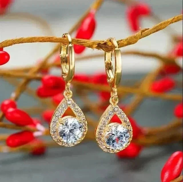 Pendiente redondo de diamantes creado en laboratorio de 2 quilates enchapado en oro amarillo de 14 quilates para mujer Foto 3 de 4