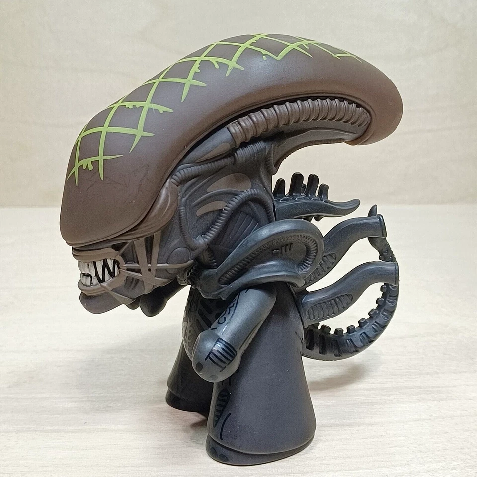 Titans Vinyl Figure Alien VS Predator AVP   4 1/2 in Tall - Image 4 of 4