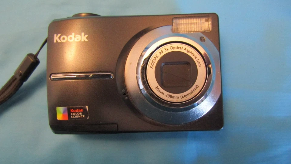 KODAK EASYSHARE C613 6.2MP 3 X ZOOM DIGITAL CAMERA WITH CD, DOCK & MANUAL - Image 2 of 4