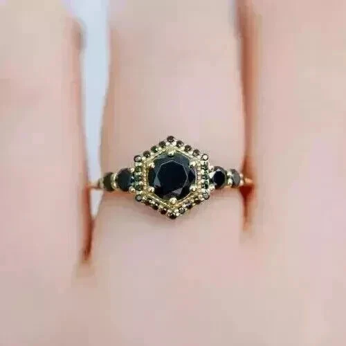 Anillo de regalo para mujer de diamantes negros creados en laboratorio de corte redondo de 2 quilates enchapado en oro amarillo de 14 quilates Foto 2 de 4