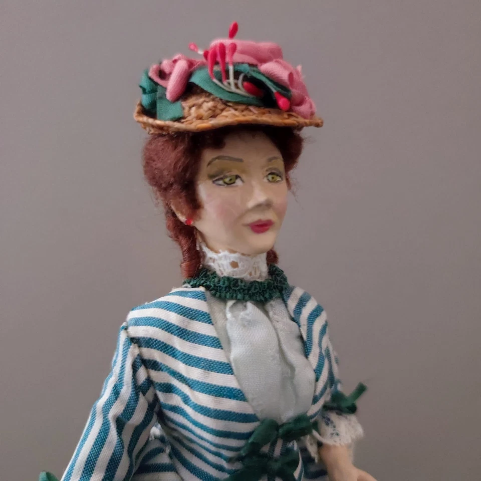 Miniature 1/12" dollshouse OOAK Doll in Late 19th Century Victorian Fashion - Immagine 4 di 4