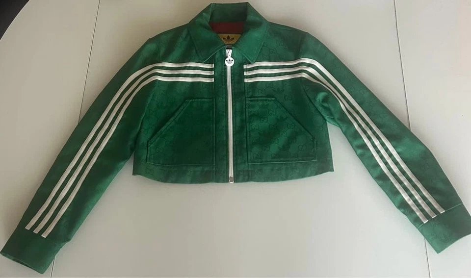 CHAQUETA CORTA USADA GUCCI X ADIDAS EN VERDE MUY BUENA Foto 3 de 4