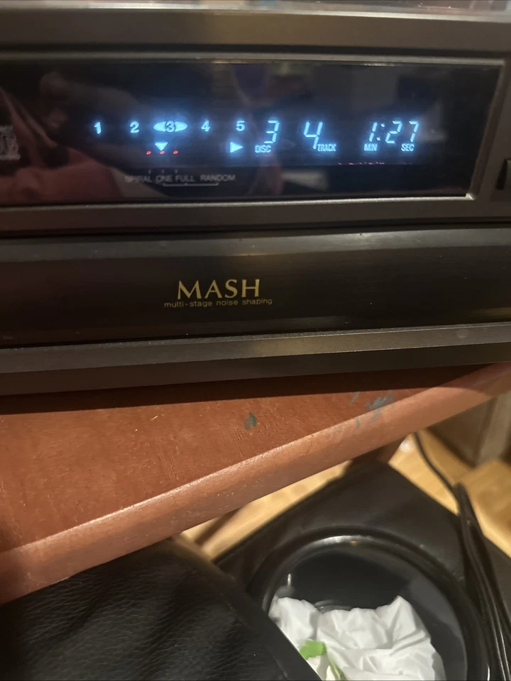 VINTAGE TECHNICS SL-P9062 5-Disc  CD Player MASH- Tested Japan - Image 2 of 4