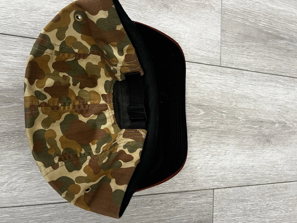 GORRA CAMPAMENTO CUERO CAMUFLAJE PATO SUPREMO floral camellos ikat espiga S/S 2012 Foto 4 de 4