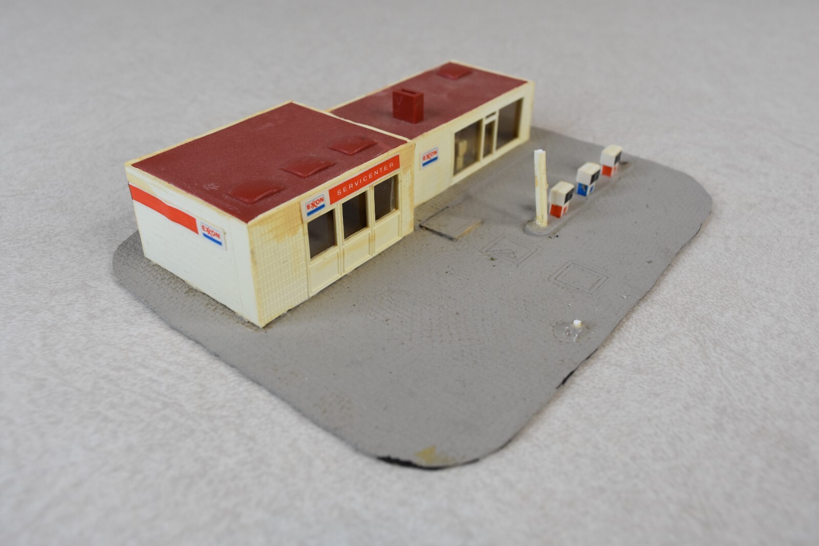 (Lot 924) N Scale Model Train Built Buildings Burger King Gas Stations
