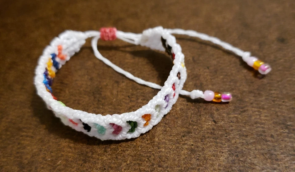 Hermosa pulsera de macramé con forma de sombrero colorido blanco.  Foto 2 de 2
