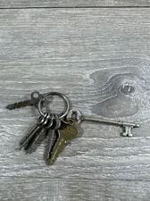 Antique Vintage keys, used.
