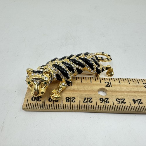 Crouching Tiger Green Eyes Vintage 1970s gold plated enamel Brooch Pin - Picture 6 of 6