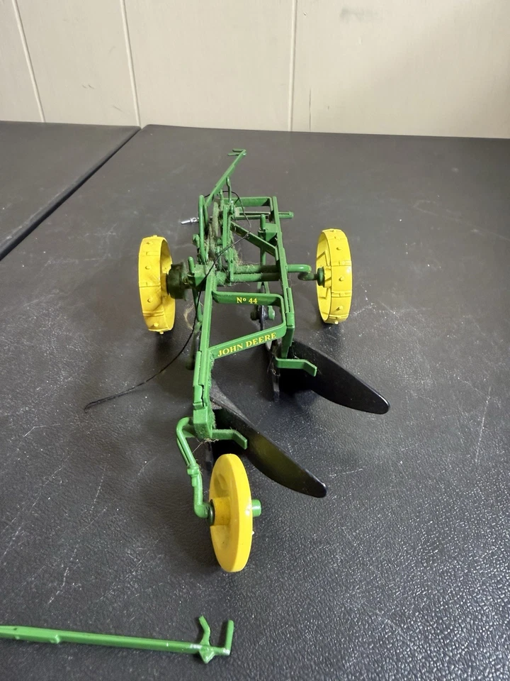 ESPECCAST 1/16 FUNDIDO A PRESIÓN JOHN DEERE 1948 MODELO "44" DOS ARADO INFERIOR EN ACERO COMO ESTÁ Foto 4 de 4