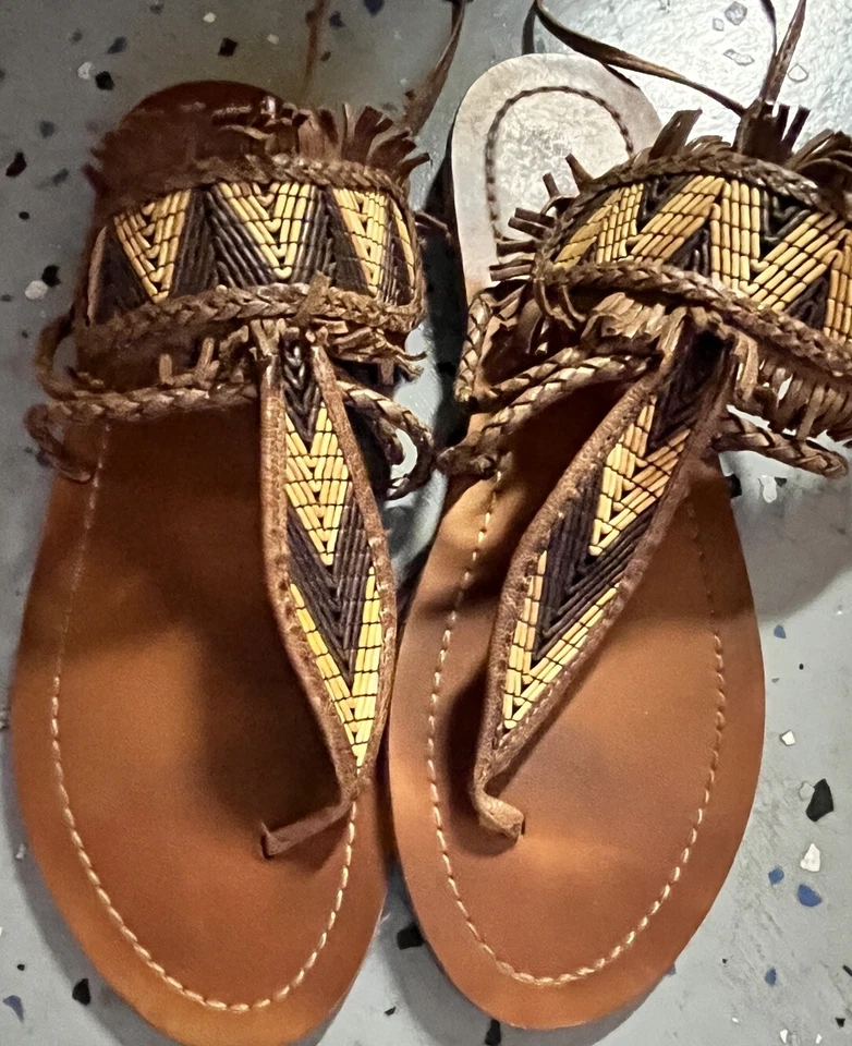 Sandalias Lucky Brand Tostadas - Tanga - Cuero - Tejidas con Tiras Talla 8 Foto 3 de 4