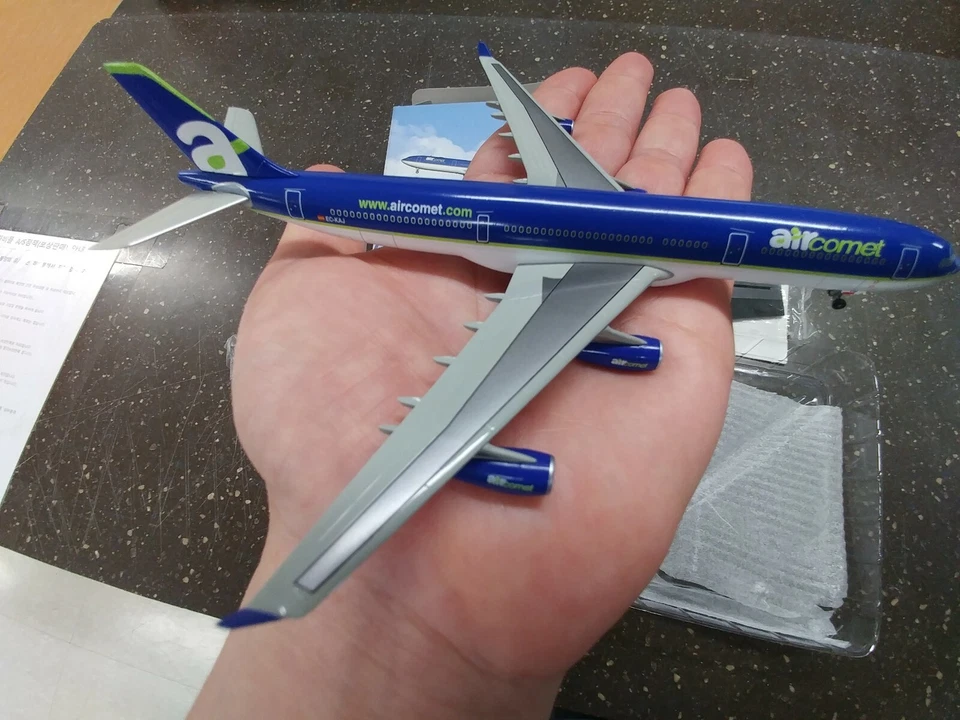 Dragon #55502 1/400 Air Comet A340-300 ~ EC-KAJ (Airline) - Image 3 of 4