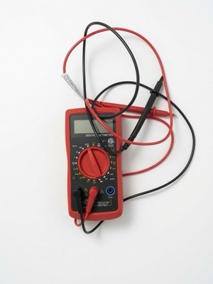 CAT III 600V 2000-Count Handheld Digital Multimeter AC/DC V, A, Ohms, Leads