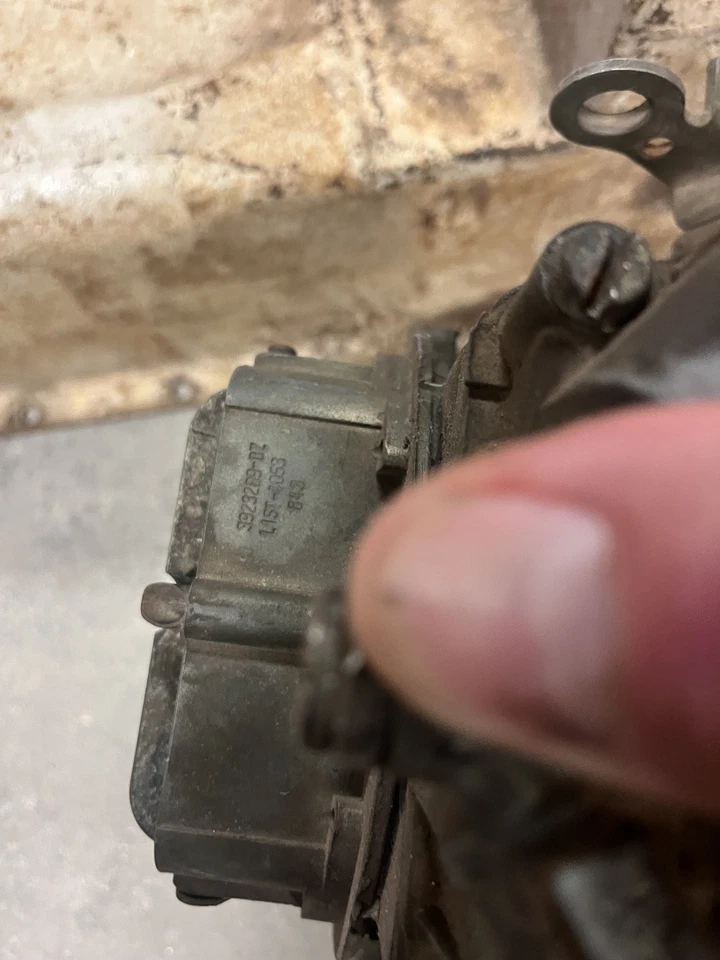 Карбюратор 68 69 Camaro Z28 302 4053 DZ Holley датированный сборочным конвейером 843 3923289 - Изображение 2 из 4