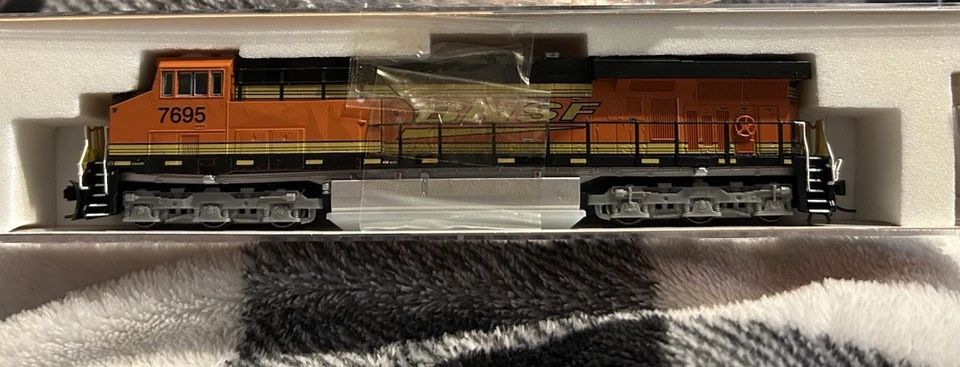Fox Valley Models N Scale 70308 ES Burlington Northern Santa Fe, 7695  - Image 2 of 4