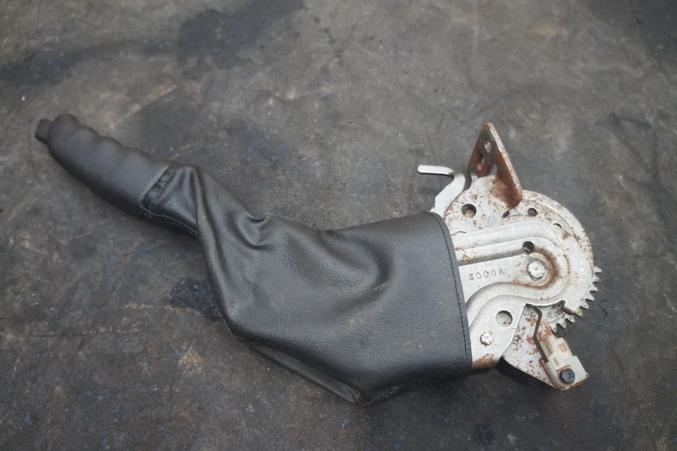 Manija de palanca de freno de estacionamiento de emergencia estacionamiento 15839878 Chevrolet SSR 2003-06 Foto 3 de 3