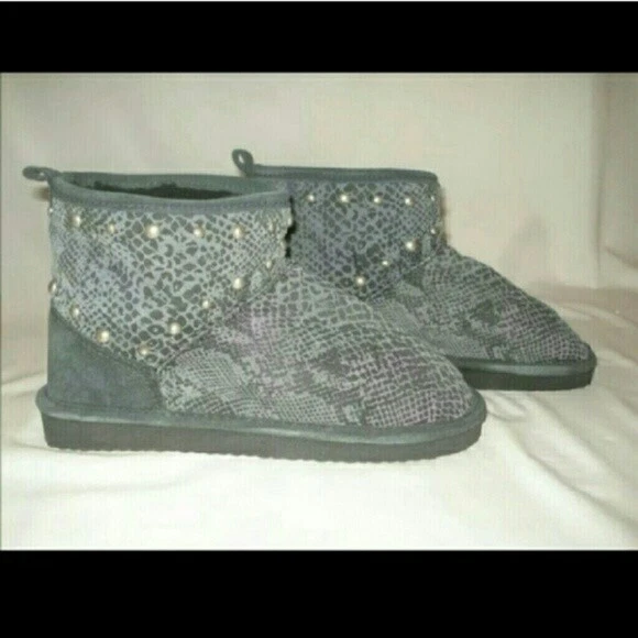 Victoria Secret ROSA Mukluk Botines Gris Estampado Piel de Serpiente Botines Tachonados Foto 2 de 4