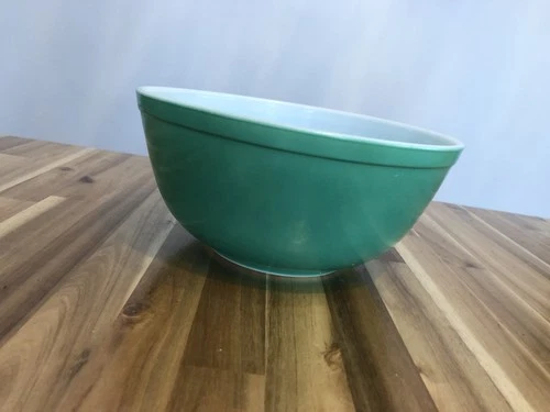 Vintage Pyrex Primary Green Mixing Bowl 403 B-35 Ring of I's TM Reg 2.5 QT