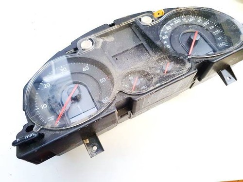 a2c53194181 Tacho Tachometer Kombiinstrument  Volkswagen Passat DE2701813-14