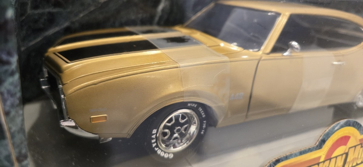 1/18 Ertl American Muscle 1969 Oldsmobile 4-4-2 W-30 DieCast