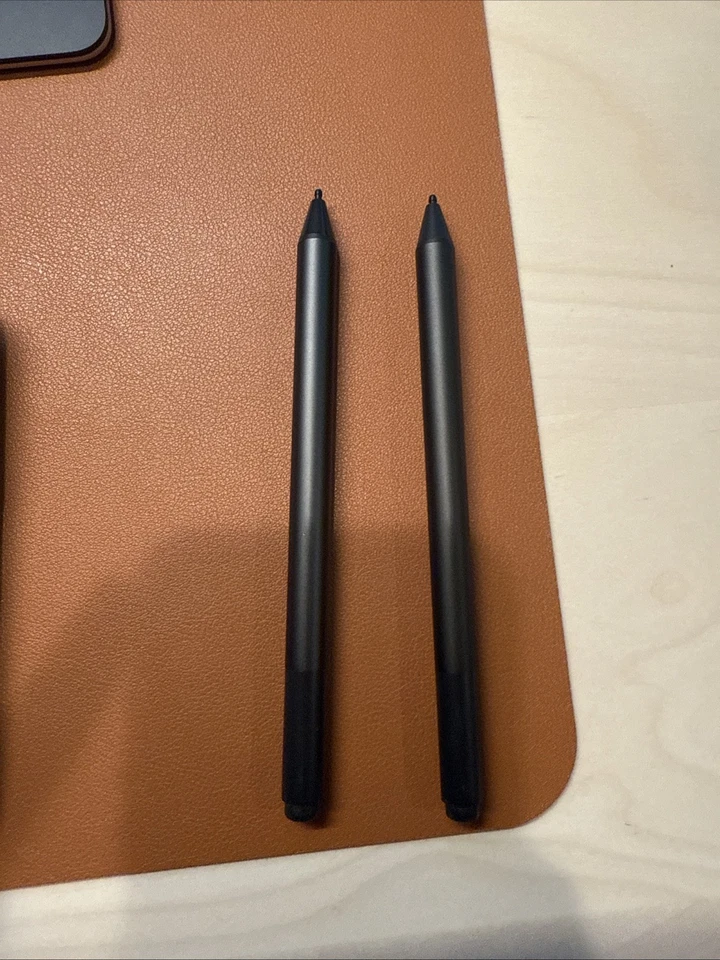 2 bolígrafos Microsoft Surface y mouse Surface Arc Foto 2 de 4