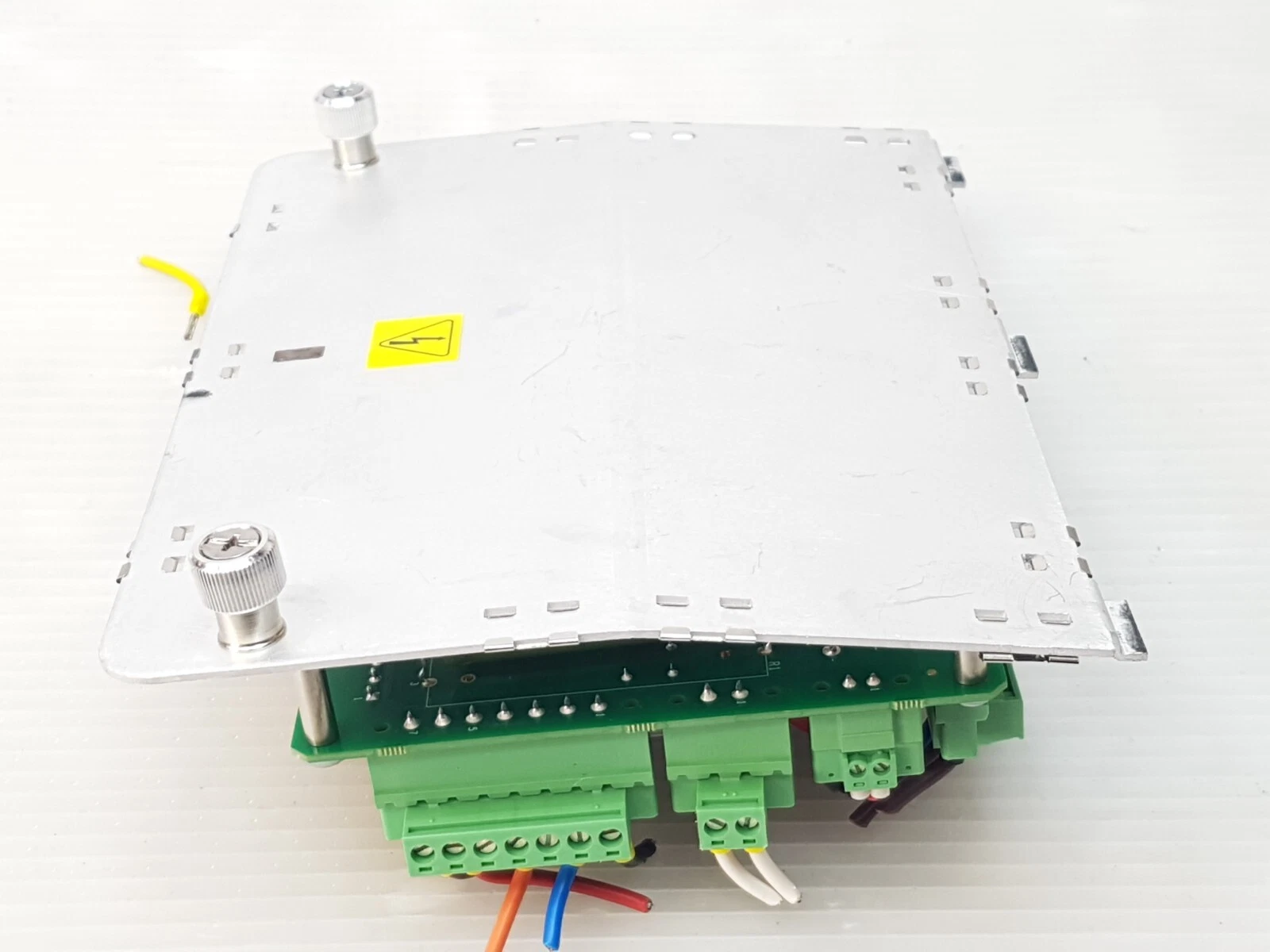 Aluminium mounting plate of the LM-EA-1149581-G with thumbscrews and warning label