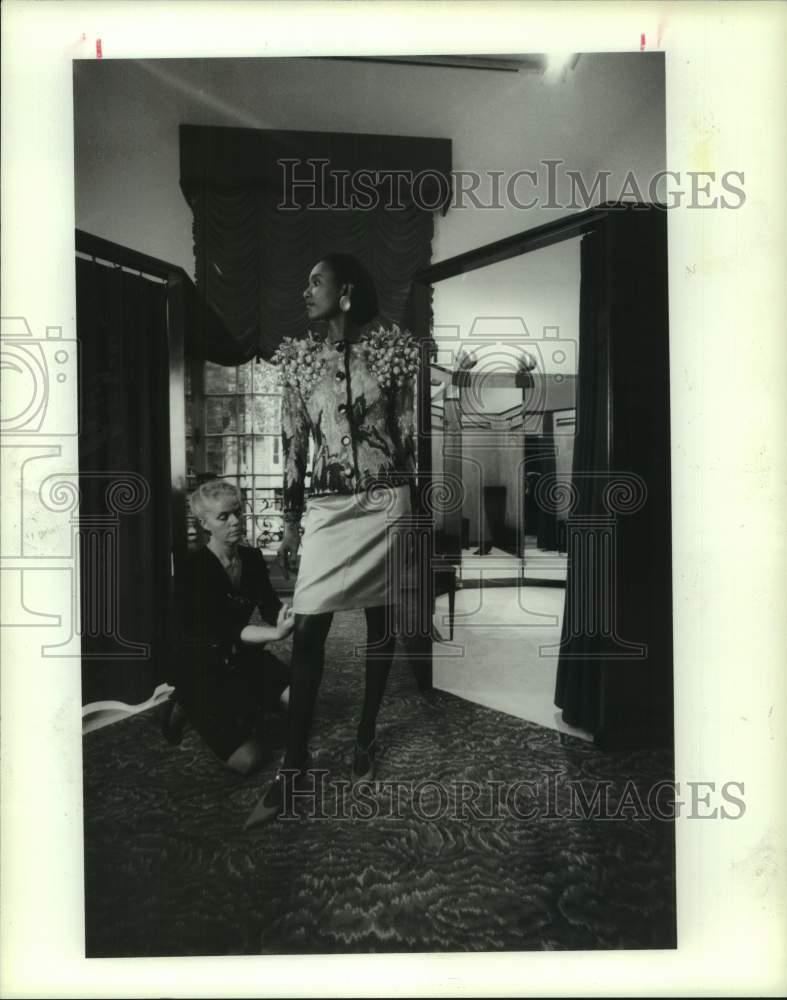 1988 Press Photo Modello moda in giacca "uva" con perline di Yves Saint Laurent
