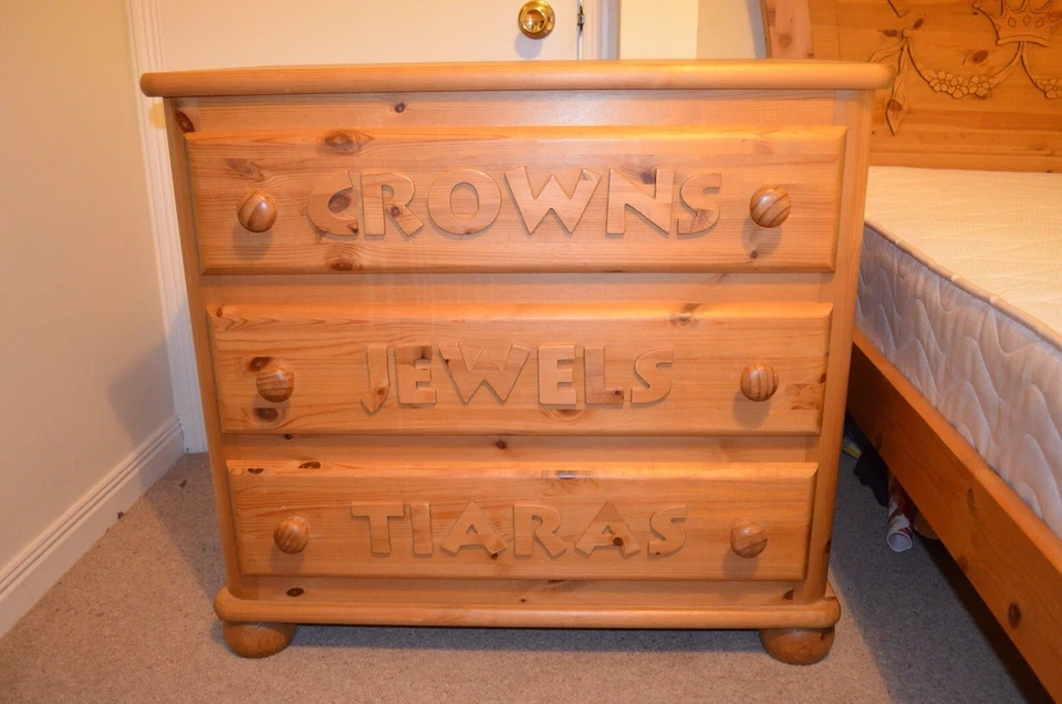 3 Piece Princess Theme Girls  Bedroom Furniture Set*NOW OPEN TO OFFERS MUST GO* - Image 3 of 4