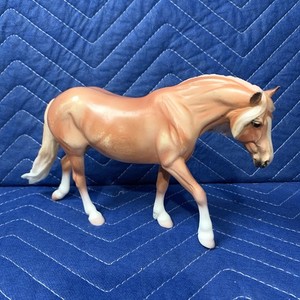 Breyer Classics Collection Rescue Horse #938 Light Chestnut Palomino Mare