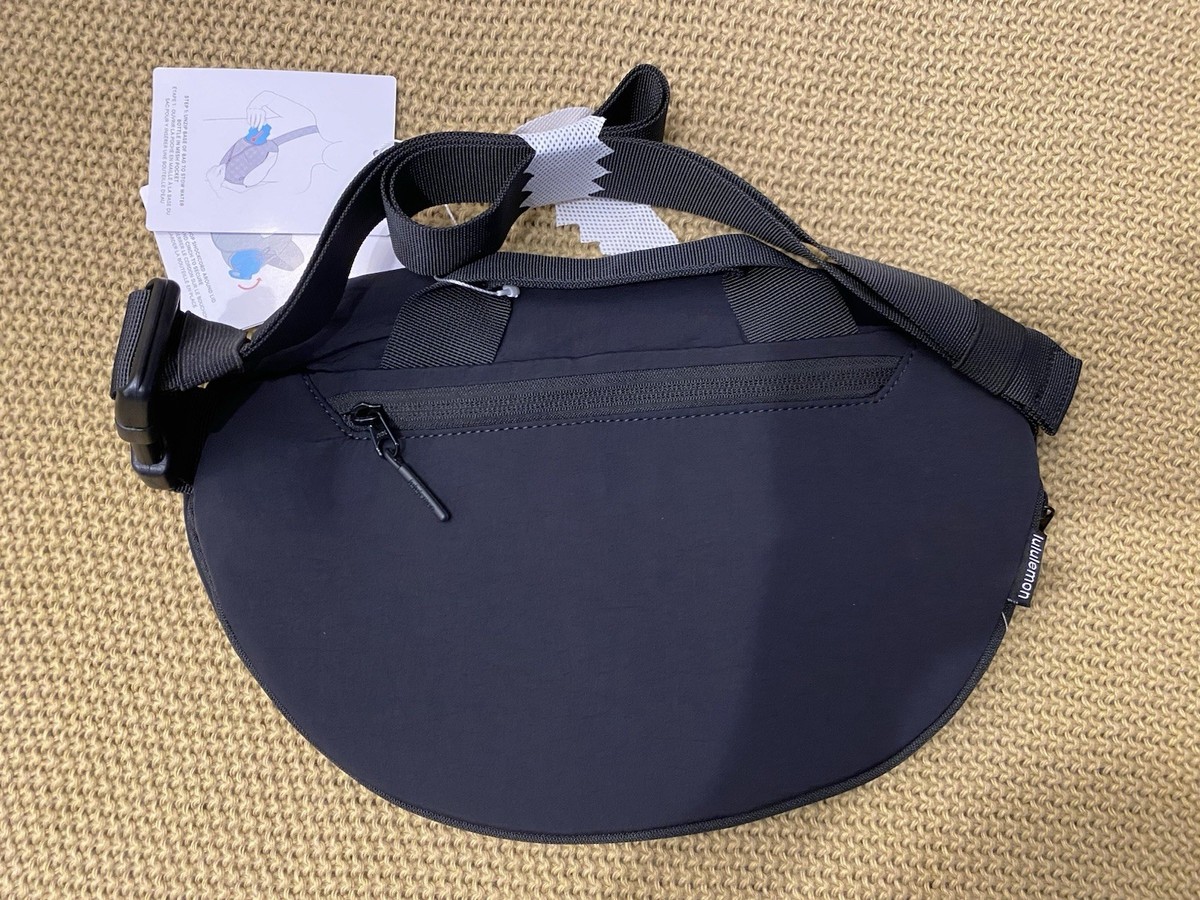 lululemon バッグ　美品 Lululemon Curved Crossbody Bag 3L, Color Black. Brand New