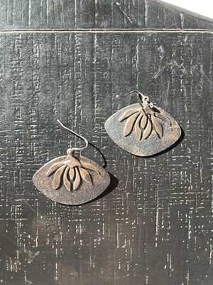 laurel burch silver tone fan earrings